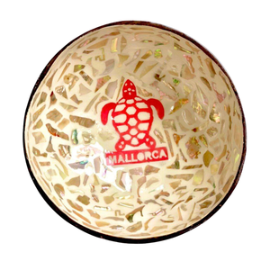 Bol artisanal en coquille de noix de coco avec motif floral gravé, finition polie écologique pour une utilisation dans la décoration de cuisine moderne - Product Image 2
