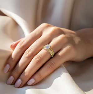 Anillo de Compromiso Minimalista Ovalado con Moissanita, Plata de Ley Chapada en Oro, Anillo de Boda con Engaste de Garras - Product Image 4