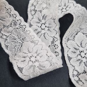 Encaje Elástico Floral Festoneado de 3.5cm, Ligero y Romántico, para Lencería, Vestidos y Ropa de Novia - Product Image 1