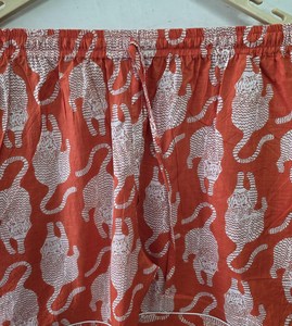 Conjunto de Pijama de Algodón Tejido con Estampado de Leopardo Rojo Vibrante y Elegante, Ropa de Dormir con Estampado de Flores, Camisa de Manga Corta con Cierre de Botones y Pantalones de Pijama - Product Image 2