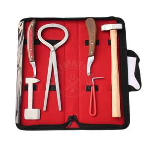 Kit d'outils de fermeur : Couteau à sabots courbé et aiguisé, Boucle pour abcess, Outil de test de pression, Pince à sabots, Marteau de fermeur et Cure-sabot - Product Image 1