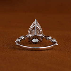 Anillo de compromiso clásico con diamante de corte pera cultivado en laboratorio y laterales marquesa, oro real de 14k, anillo nupcial personalizado, fabricante de joyería fina. - Product Image 2