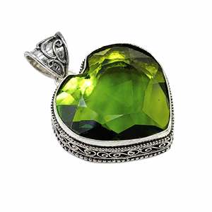 Colgante de Corazón de Peridoto Verde, Joyería de Plata de Ley 925, Colgante de Corazón con Gema Sintética Facetada y Cuentas Vintage - Product Image 4