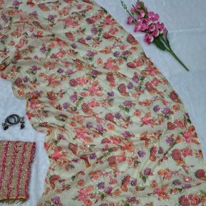 Sari de seda Tabby de primera calidad con un hermoso estampado integral, elegantes lentejuelas y auténtico trabajo con espejos, diseñado para brindar una experiencia única. - Product Image 2