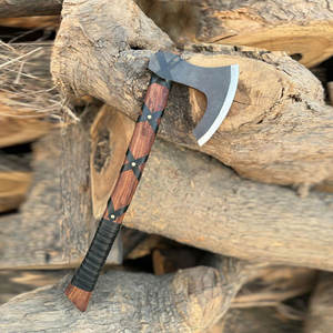 Hache viking artisanale industrielle, tête en acier gravée, manche en bois massif, poignée gainée de cuir, inspirée du patrimoine, objet de collection décoratif - Product Image 1