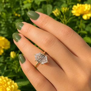 Bague de fiançailles solitaire de luxe en diamant taille hexagonale, or jaune 14 carats, bague de promesse classique pour mariée, joaillerie fine - Product Image 2