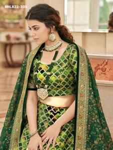 Conjunto de lehenga verde con diseño de línea A, de seda artística con bordado de hilo Zari-Dori y lentejuelas, con patrón festoneado en toda la prenda, para uso ocasional. Exportador indio. - Product Image 4