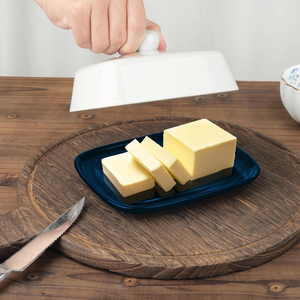 Elegante plato de cerámica para mantequilla con tapa para la encimera de la cocina, comedor estilo rústico y almacenamiento de mantequilla fresca. - Product Image 4