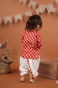 ชุดคุรตะผ้าฝ้ายสีแดงพิมพ์ลายพร้อมกางเกงโดติสำหรับเด็กผู้ชาย-T-Redbootykurta - Product Image 3