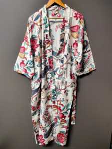 Robe kimono en coton imprimé fleuri beige – Style bohème, longue, ouverte sur le devant, avec ceinture à nouer à la taille - Product Image 3