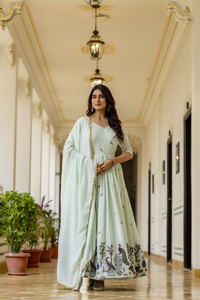 Ensemble Salwar pour femme en soie Chinon brodée, style Anarkali, avec Dupatta à bordure de perles et Patta en toile à grande évasement, cousu - Product Image 4