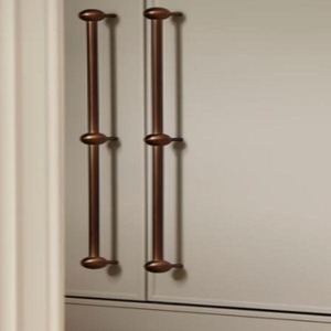 Tiradores Metálicos Tradicionales para Muebles de Cocina, Diseño Duradero - Product Image 1