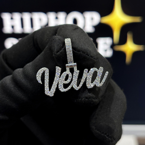 Colgante y dijes personalizados de moissanita con nombre en cursiva estilo 'Iced Out', de Plata de ley 925, dije de collar con letra tipo guion, unisex - Product Image 1