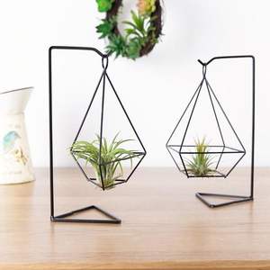 Jardinière de sol minimaliste en finition noire avec un grand support en métal noir, décoration intérieure moderne pour le salon, le bureau, le hall et la maison élégante - Product Image 1