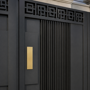 Puerta de entrada doble moderna de metal negro con bordes geométricos, listones verticales, detalles dorados y diseño residencial de lujo. - Product Image 3