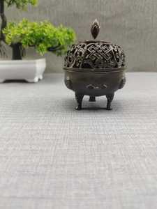 Brûleur d'encens traditionnel en laiton en forme de dôme avec des ouvertures sculptées pour une diffusion uniforme de la fumée aromatique dans les lieux sacrés - Product Image 6