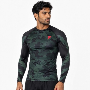 Rashguard confortable conçu pour les entraînements en salle, les arts martiaux, le surf, la course à pied et autres sports actifs. - Product Image 4