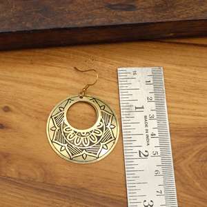 Boucles d'oreilles créoles en laiton gravé faites à la main |   Boucles d'oreilles pendantes géométriques Mandala |   Fournisseur de bijoux ethniques indiens bohèmes - Product Image 2