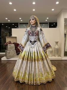 Robe de bal luxueuse en satin brodée de perles, col montant, manches longues, longueur ras du sol, avec pompons et voile - Product Image 2