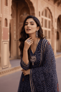 Ensemble Kurta Évasé Longueur Mollet Bleu Marine Imprimé Bandhani en Soie Delta Entièrement Cousu Toutes Tailles Vente en Gros Collection Festive - Product Image 6