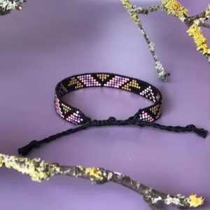 Bracelet artisanal en perles avec motif noir, jaune et argent et pompon pour la fabrication de bracelets NOUSHAD HANDICRAFTS Certifié IGI - Product Image 6