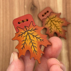 Marcapáginas de cuero con diseño de hoja de arce premium, accesorio de lectura hecho a mano para bibliotecas, escuelas y colecciones personales a bajo precio. - Product Image 4