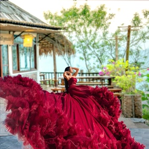 Vestido Largo de Satén Rojo con Hombros Descubiertos, Cola de Capilla, Decoraciones Florales y de Cristal, Estilo Romántico Vintage Ecológico - Product Image 4