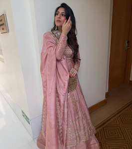 Robe de soirée rose haut de gamme avec ensemble lehenga et dupatta, haut en soie Gmy brodé de sequins et lehenga et dupatta en soie Gmy - Product Image 2