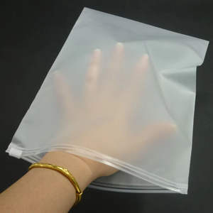 Échantillon gratuit de sac d'emballage refermable compostable personnalisé, blanc mat givré, en plastique, pour vêtements et articles vestimentaires - Product Image 3