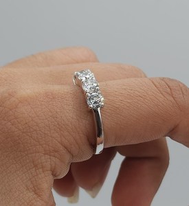 Anillo de Oro con 5 Diamantes Cultivados en Laboratorio de 1.50 CT |   Joyería nupcial apilable de lujo certificada por IGI para aniversario de bodas - Product Image 4