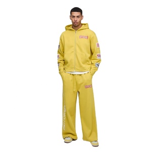Ensemble de survêtement jaune personnalisé pour homme avec sweat à capuche zippé et pantalon, coupe ample, style streetwear, en coton respirant, idéal pour l'automne - Product Image 1