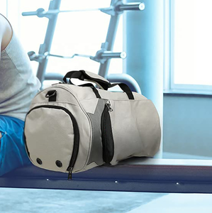 Sac de sport de luxe avec logo personnalisé, grande capacité, bandoulière amovible, doublure en polyester imperméable – Sacs de sport élégants - Product Image 2