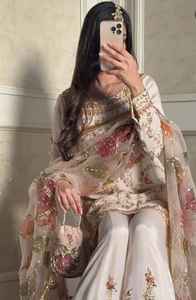 Krem rengi şifon ipek şarara kurta takı<span class=keywords><strong>m</strong></span>ı, işlemeli pullu şifon ipek üst ve şarara ile dupatta. - Product Image 2