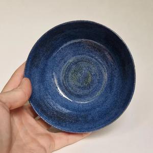 Tazón de Cerámica para Ensalada con Acabado Índigo, Forma Curva Contemporánea, Interior Brillante, Duradero, Apto para Alimentos, Ideal para Servir Pasta y Arroz - Product Image 2