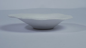 Assiette en céramique blanche abstraite festonnée 20 cm, finition craquelée, design Wabi-Sabi, non toxique, compatible lave-vaisselle, écologique, vente en gros - Product Image 6