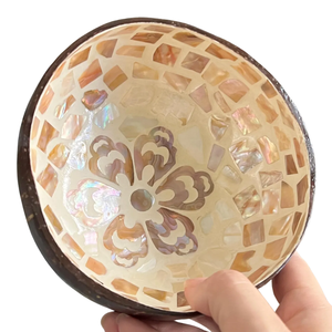 Tazón de Coco Premium de Vietnam - Hecho a Mano con Incrustaciones Florales de Madreperla - Product Image 1