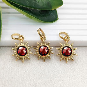 Colgante de Cuarzo Granate con Forma de Sol, Chapado en Oro, Engastado en Collet, Colgante Redondo de Cuarzo Granate, Colgante de Joyería con Gema Redonda de 6mm, Amuleto de Sol - Product Image 1