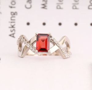 Bague de fiançailles de luxe en argent sterling plaqué or avec grenat taille émeraude pour femme, idéale pour les fêtes et les cadeaux d'anniversaire - Product Image 1