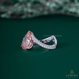 แหวนหมั้นเพชรทรงหยดน้ำสีชมพู 4.17 กะรัต ตัวเรือนทองคำขาว 18K แบบแยกส่วน ประดับเพชรทรงหยดน้ำสีชมพูแฟนซีเพาะเลี้ยงในห้องปฏิบัติการ - Product Image 3