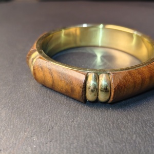 กำไลข้อมือไม้ธรรมชาติแกะสลักด้วยมือและทองเหลืองขัดเงา – กำไลไม้รูปทรงเรขาคณิตสองสี – สไตล์ชาติพันธุ์ผสมผสานวัสดุหลากหลาย - Product Image 6