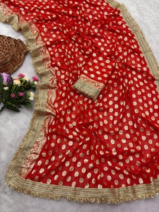 Sari de viscosa georgette suave de diseñador, teñido a mano, con blusa de la misma tela que el sari, con elegante encaje en el otro lado. - Product Image 1