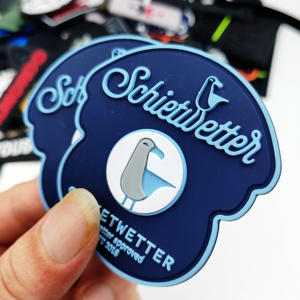 Écussons en caoutchouc 3D PVC personnalisés avec logo en relief, durables, de haute qualité, étiquettes souples en relief, écussons en caoutchouc silicone avec logo OEM - Product Image 4