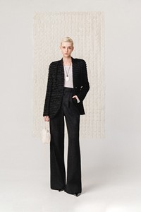 Blazer pour femme à faible MOQ, modèle SOLVIRE TEXTURE BLAZER, en lin premium, blazers ODM pour femme avec texture effilochée artisanale - Product Image 2