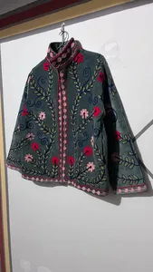 Veste d'hiver pour femme en velours gris anthracite brodée à la main, col mandarin, manches longues, style bohème chic, idéale pour les festivals - Product Image 4