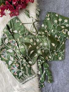 Blouse en soie prête à porter, entièrement brodée, avec de magnifiques motifs fantaisie et des perles, de style créateur. - Product Image 5