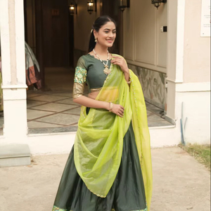 Lehenga Choli en soie élégante avec bordure tissée Zari et dupatta en tissu sergé pour femmes - Product Image 1