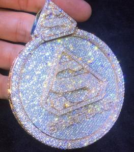 Colgante de Moissanita Redonda de 4 Quilates Chapado en Oro Amarillo de 14K con Diseño de Disco Personalizable con Letra para Fiestas - Product Image 4