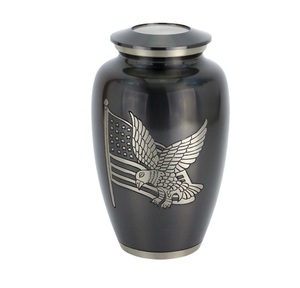 Urne funéraire en aluminium noir avec motif drapeau américain et d'aigle gravé, incluant un coffret souvenir en forme de cœur et un mini-urne assortie. - Product Image 3
