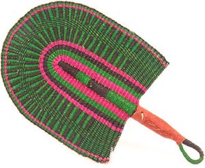 Éventail artisanal en jonc de mer tressé vert et rose, décoratif, à tenir à la main, style ethnique traditionnel, pour la décoration intérieure. - Product Image 4