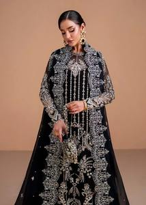 Vestido Anarkali Pakistaní Premium Color Rosa Polvoriento Lavanda, Largo y Escultural, con Hombros Acolchados y Estructurados - Product Image 2